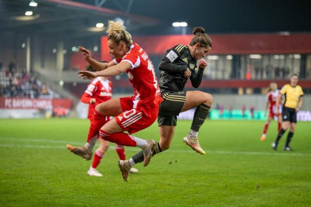 Linda Dallmann 10 (FC Bayern Muenchen Frauen) huepft an einer FC 1. Union Berlin Spielerein vorbei, FC Bayern Frauen Muenchen - 1. FC Union Berlin, Google Pixel Frauenbundesliga, 10. Spieltag, 07.11.25 DFB regulations prohibit any use of photographs as image sequences and or quasi-video. (kolbert-press) Muenchen Bayern Deutschland