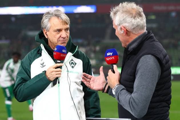 07.11.2025, xmohx, Fussball 1.Bundesliga, SV Werder Bremen - VfL Wolfsburg v.l. Katharina KleinfeldtTrainer Horst Steffen (SV Werder Bremen) Mirko Slomka SKY (DFL DFB REGULATIONS PROHIBIT ANY USE OF PHOTOGRAPHS as IMAGE SEQUENCES and or QUASI-VIDEO) Bremen