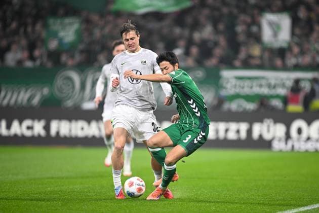 1. Bundesliga: SV Werder Bremen - VfL Wolfsburg am 07.11.2025 im Weserstadion in Bremen Mattias Svanberg (Wolfsburg) im Zweikampf gegen Yukinari Sugawara (Bremen)