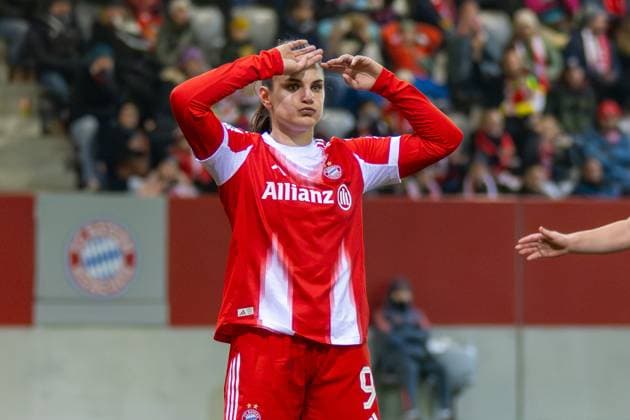 Jovana Damnjanovic 9 (FC Bayern Muenchen Frauen) blaest in die Backen, FC Bayern Frauen Muenchen - 1. FC Union Berlin, Google Pixel Frauenbundesliga, 10. Spieltag, 07.11.25 DFB regulations prohibit any use of photographs as image sequences and or quasi-video. (kolbert-press) Muenchen Bayern Deutschland
