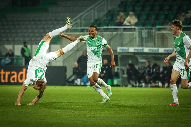 Jannik Dehm 23 (Spvgg Greuther Fuerth) mit einem Jubelueberschlag nach seinem Tor zum 0;1, mit Julian Green 37 (Spvgg Greuther Fuerth), SpVgg Greuther Fuerth vs. SC Preussen Muenster, Fussball, Maenner, DFL, 2. Bundesliga, Saison 2025 2026, Sportpark Ronhof Thomas Sommer, 12. Spieltag, 07.11.2025 Fuerth Bayern Deutschland