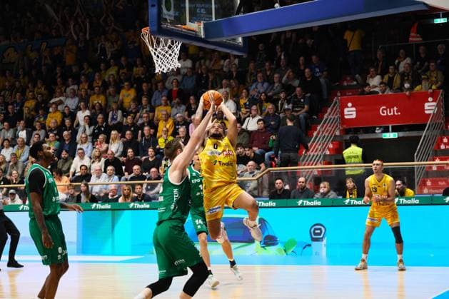 ProA - Phoenix Hagen vs. EPG Baskets Kobelnz; Hagen; 7.11.2025 Marcus Graves (Phoenix Hagen, 0, Guard) beim Korbleger, wird verteidigt Copyright: xBEAUTIFULxSPORTS Piepenstockx