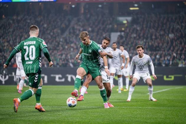 07.11.2025, Fussball, 1. Bundesliga, 10. Spieltag Saison 2025 2026, SV Werder Bremen - VfL Wolfsburg, Keke Topp (SV Werder Bremen), Vinicius Souza (VfL Wolfsburg) xRHR-FOTO TKx Copyright: RHR-FOTOx RHR-FOTO TK