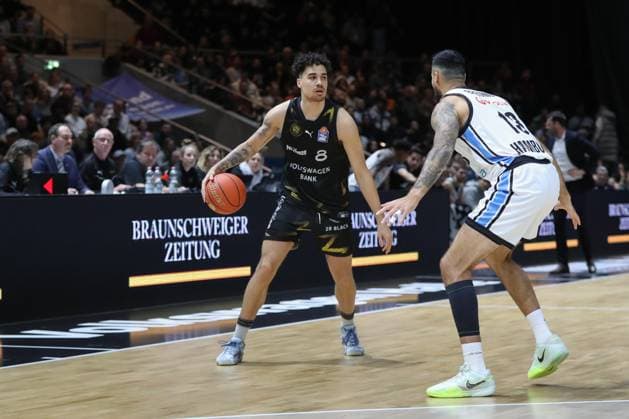 07.11.2025, xtgx, Basketball easyCredit BBL, Basketball Loewen Braunschweig - Veolia Hamburg Towers emspor, v.l. Joshua Obiesie (Braunschweig, 8) Braunschweig