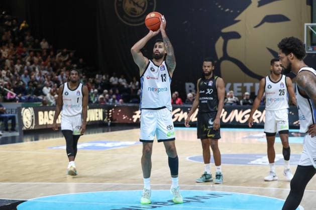 07.11.2025, xtgx, Basketball easyCredit BBL, Basketball Loewen Braunschweig - Veolia Hamburg Towers emspor, v.l. Martin Breunig (Hamburg, 13) wirft Korb, wirft, trifft, Korb, Treffer, scores Braunschweig