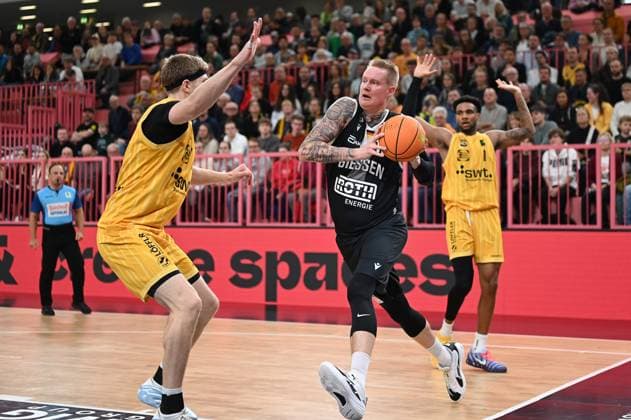 Lukas Milner (Tigers Tuebingen, 17) gegen Robin Benzing (Giessen 46ers, 12) GER, Tigers Tuebingen vs. Giessen 46ers, Basketball, Herren, Pro A, 2. Barmer Basketball Bundesliga, Saison 2025 2026, 07.11.2025 GER, Tigers Tuebingen vs. Giessen 46ers, Basketball, Herren, Pro A, 2. Barmer Basketball Bundesliga, Saison 2025 2026, 07.11.2025 Tuebingen Copyright: xEibner-Pressefoto NicolasxWoernx EP_NWN
