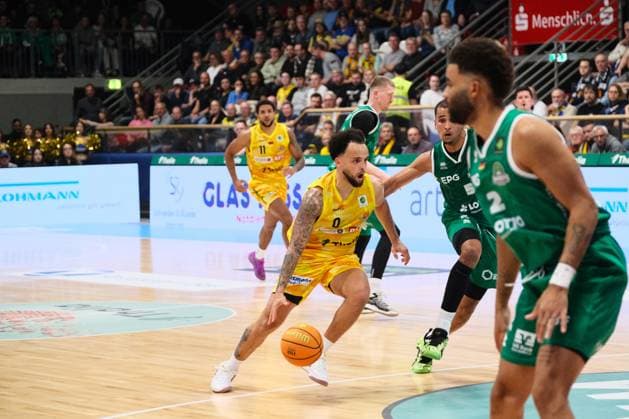 ProA - Phoenix Hagen vs. EPG Baskets Kobelnz; Hagen; 7.11.2025 Marcus Graves (Phoenix Hagen, 0, Guard) beim Zug zum Korb gegen Timothy Smith (EPG Baskets Koblenz, 5, Forward) Copyright: xBEAUTIFULxSPORTS Piepenstockx