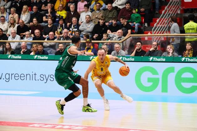 ProA - Phoenix Hagen vs. EPG Baskets Kobelnz; Hagen; 7.11.2025 Devin Schmidt (Phoenix Hagen, 8, Guard) gegen Timothy Smith (EPG Baskets Koblenz, 5, Forward) Copyright: xBEAUTIFULxSPORTS Piepenstockx