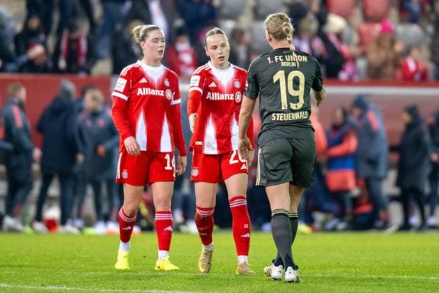 FC Bayern Frauen Siegesjubel zum 4:0, Alara Sehitler 14 (FC Bayern Muenchen Frauen), Franziska Kett 20 (FC Bayern Muenchen Frauen), FC Bayern Frauen Muenchen - 1. FC Union Berlin, Google Pixel Frauenbundesliga, 10. Spieltag, 07.11.25 DFB regulations prohibit any use of photographs as image sequences and or quasi-video. (kolbert-press) Muenchen Bayern Deutschland