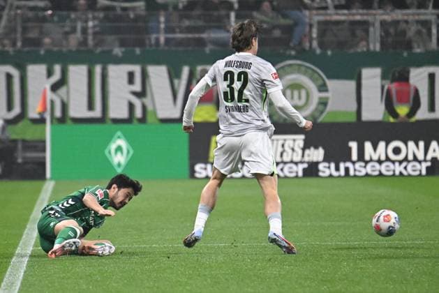GER, 1. FBL, SV Werder Bremen vs VfL Wolfsburg 07.11.2025, wohninvest Weserstadion, Bremen, GER, 1. FBL, SV Werder Bremen vs VfL Wolfsburg im Bild picture shows Yukinari Sugawara (SV Werder Bremen 03) unterliegt Mattias Svanberg (VfL Wolfsburg 32)