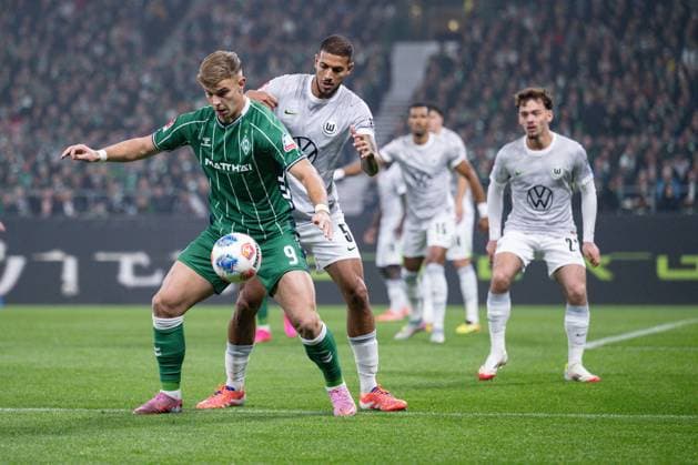 07.11.2025, Fussball, 1. Bundesliga, 10. Spieltag Saison 2025 2026, SV Werder Bremen - VfL Wolfsburg, Keke Topp (SV Werder Bremen), Vinicius Souza (VfL Wolfsburg) xRHR-FOTO TKx Copyright: RHR-FOTOx RHR-FOTO TK