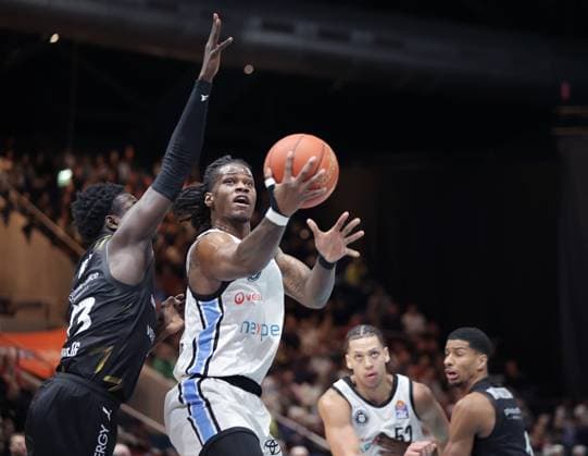 Barra Njie (Braunschweiger Basketball Loewen) versucht Leonhard Thorpe Jr. (Veolia Towers Hamburg) am Korbwurf zu hindern Basketball, Herren, Saison 2025 2026, easyCredit Basketball-Bundesliga, Basketball Loewen Braunschweig gegen Veolia Towers Hamburg