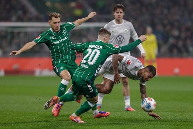 v.li.: Senne Lynen (SV Werder Bremen, 14), Romano Schmid (SV Werder Bremen, 20) und Vinicius Souza (VfL Wolfsburg, 5) im Zweikampf, Duell, Dynamik, Aktion, Action, Spielszene, DIE DFL-RICHTLINIEN UNTERSAGEN JEGLICHE NUTZUNG VON FOTOS ALS SEQUENZBILDER UND ODER VIDEOA?HNLICHE FOTOSTRECKEN. DFL REGULATIONS PROHIBIT ANY USE OF PHOTOGRAPHS AS IMAGE SEQUENCES AND OR QUASI-VIDEO., 07.11.2025, Bremen (Deutschland), Fussball, Bundesliga, SV Werder Bremen - VfL Wolfsburg