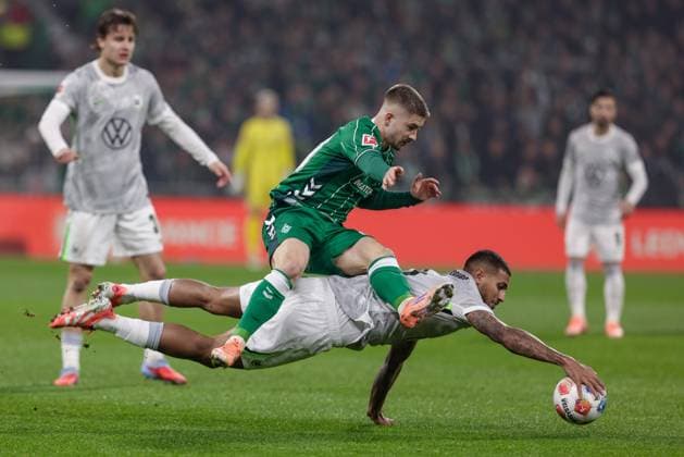 v.li.: Romano Schmid (SV Werder Bremen, 20) und Vinicius Souza (VfL Wolfsburg, 5) im Zweikampf, Duell, Dynamik, Aktion, Action, Spielszene, DIE DFL-RICHTLINIEN UNTERSAGEN JEGLICHE NUTZUNG VON FOTOS ALS SEQUENZBILDER UND ODER VIDEOA?HNLICHE FOTOSTRECKEN. DFL REGULATIONS PROHIBIT ANY USE OF PHOTOGRAPHS AS IMAGE SEQUENCES AND OR QUASI-VIDEO., 07.11.2025, Bremen (Deutschland), Fussball, Bundesliga, SV Werder Bremen - VfL Wolfsburg