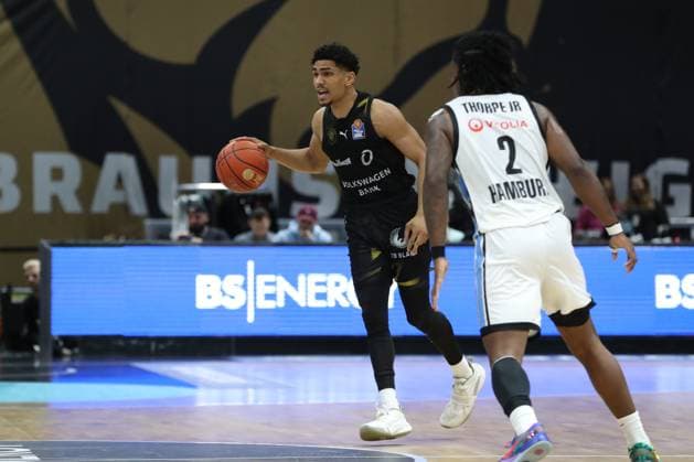 07.11.2025, xtgx, Basketball easyCredit BBL, Basketball Loewen Braunschweig - Veolia Hamburg Towers emspor, v.l. Adrian Worthy (Braunschweig, 0) Braunschweig