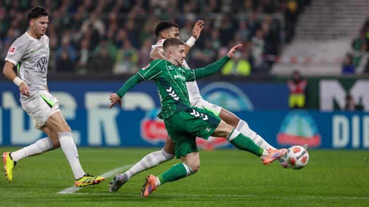 Moritz Jenz (VfL Wolfsburg, 15) und Romano Schmid (SV Werder Bremen, 20) im Zweikampf, Duell, Dynamik, Aktion, Action, Spielszene, DIE DFL-RICHTLINIEN UNTERSAGEN JEGLICHE NUTZUNG VON FOTOS ALS SEQUENZBILDER UND ODER VIDEOA?HNLICHE FOTOSTRECKEN. DFL REGULATIONS PROHIBIT ANY USE OF PHOTOGRAPHS AS IMAGE SEQUENCES AND OR QUASI-VIDEO., 07.11.2025, Bremen (Deutschland), Fussball, Bundesliga, SV Werder Bremen - VfL Wolfsburg