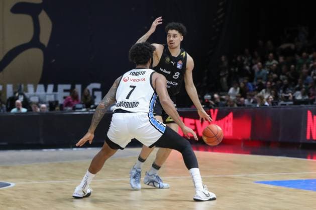 07.11.2025, xtgx, Basketball easyCredit BBL, Basketball Loewen Braunschweig - Veolia Hamburg Towers emspor, v.l. Jean Pierre Tokoto (Hamburg, 7), Joshua Obiesie (Braunschweig, 8) Braunschweig