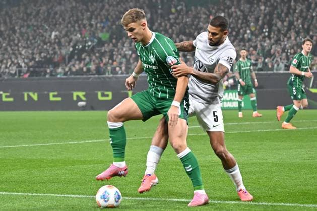 GER, 1. FBL, SV Werder Bremen vs VfL Wolfsburg 07.11.2025, wohninvest Weserstadion, Bremen, GER, 1. FBL, SV Werder Bremen vs VfL Wolfsburg im Bild picture shows Keke Topp (SV Werder Bremen 09) im Zweikampf gegen Vini Souza (VfL Wolfsburg 05)
