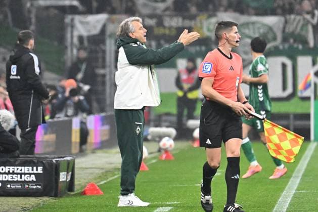 GER, 1. FBL, SV Werder Bremen vs VfL Wolfsburg 07.11.2025, wohninvest Weserstadion, Bremen, GER, 1. FBL, SV Werder Bremen vs VfL Wolfsburg im Bild picture shows Coachingzone Seitenlinie Trainerbereich Technische Zone. Trainer Horst Steffen (Werder Bremen) gibt Anweisungen, gestikuliert gibt Handzeichen