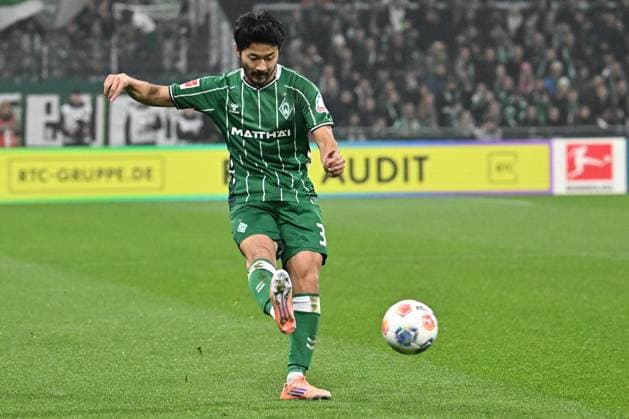 GER, 1. FBL, SV Werder Bremen vs VfL Wolfsburg 07.11.2025, wohninvest Weserstadion, Bremen, GER, 1. FBL, SV Werder Bremen vs VfL Wolfsburg im Bild picture shows Einzelaktion Aktion. Ganze Figur. Einzeln. Freisteller. Yukinari Sugawara (SV Werder Bremen 03)