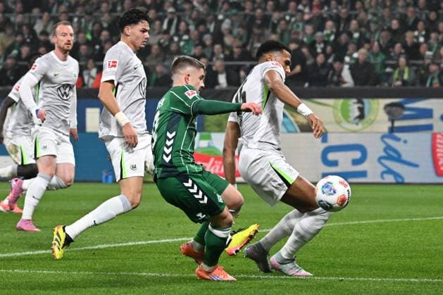 GER, 1. FBL, SV Werder Bremen vs VfL Wolfsburg 07.11.2025, wohninvest Weserstadion, Bremen, GER, 1. FBL, SV Werder Bremen vs VfL Wolfsburg im Bild picture shows Romano Schmid (SV Werder Bremen 20) im Zweikampf gegen Moritz Jenz (VfL Wolfsburg 15) im Strafraum von Torwart Kamil Grabara (VfL Wolfsburg 01)