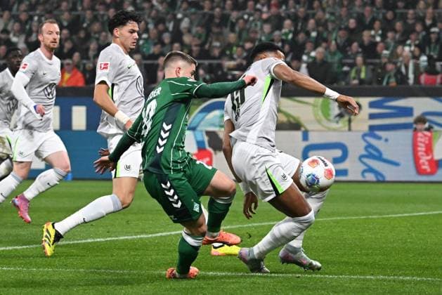 GER, 1. FBL, SV Werder Bremen vs VfL Wolfsburg 07.11.2025, wohninvest Weserstadion, Bremen, GER, 1. FBL, SV Werder Bremen vs VfL Wolfsburg im Bild picture shows Romano Schmid (SV Werder Bremen 20) im Zweikampf gegen Moritz Jenz (VfL Wolfsburg 15) im Strafraum von Torwart Kamil Grabara (VfL Wolfsburg 01)