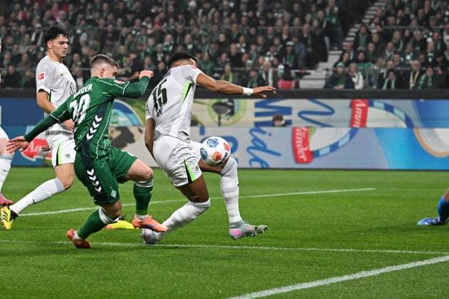 GER, 1. FBL, SV Werder Bremen vs VfL Wolfsburg 07.11.2025, wohninvest Weserstadion, Bremen, GER, 1. FBL, SV Werder Bremen vs VfL Wolfsburg im Bild picture shows Romano Schmid (SV Werder Bremen 20) im Zweikampf gegen Moritz Jenz (VfL Wolfsburg 15) im Strafraum von Torwart Kamil Grabara (VfL Wolfsburg 01)
