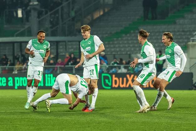 Torjubel der Mannschaft (Spvgg Greuther Fuerth) nach dem 1:0 durch Jannik Dehm 23 (Spvgg Greuther Fuerth), mit Julian Green 37 (Spvgg Greuther Fuerth), Luca Itter 27 (Spvgg Greuther Fuerth), Felix Klaus 30 (Spvgg Greuther Fuerth) und Mathias Olesen 8 (Spvgg Greuther Fuerth), SpVgg Greuther Fuerth vs. SC Preussen Muenster, Fussball, Maenner, DFL, 2. Bundesliga, Saison 2025 2026, Sportpark Ronhof Thomas Sommer, 12. Spieltag, 07.11.2025 Fuerth Bayern Deutschland