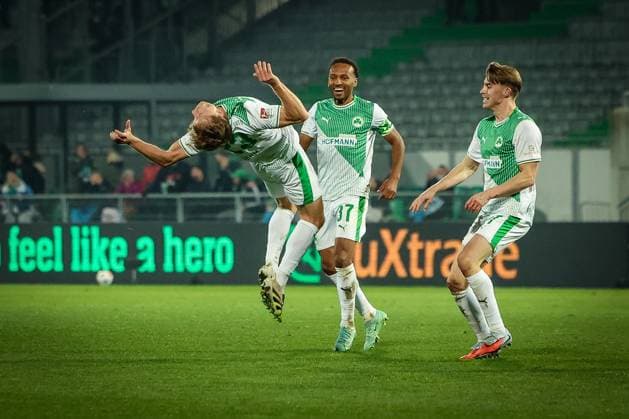 Ueberschlag zum Torjubel: Jannik Dehm 23 (Spvgg Greuther Fuerth) feiert sein Tor zum 1:0 mit Julian Green 37 (Spvgg Greuther Fuerth) und Luca Itter 27 (Spvgg Greuther Fuerth), Torjubel der Mannschaft (Spvgg Greuther Fuerth), SpVgg Greuther Fuerth vs. SC Preussen Muenster, Fussball, Maenner, DFL, 2. Bundesliga, Saison 2025 2026, Sportpark Ronhof Thomas Sommer, 12. Spieltag, 07.11.2025 Fuerth Bayern Deutschland