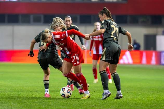 Klara Buehl 17 (FC Bayern Muenchen Frauen), FC Bayern Frauen Muenchen - 1. FC Union Berlin, Google Pixel Frauenbundesliga, 10. Spieltag, 07.11.25 DFB regulations prohibit any use of photographs as image sequences and or quasi-video. (kolbert-press) Muenchen Bayern Deutschland