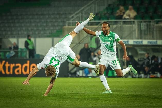 Torschuetze Jannik Dehm 23 (Spvgg Greuther Fuerth) setzt zum Ueberschlag an, er jubelt ueber sein Tor, mit Julian Green 37 (Spvgg Greuther Fuerth), SpVgg Greuther Fuerth vs. SC Preussen Muenster, Fussball, Maenner, DFL, 2. Bundesliga, Saison 2025 2026, Sportpark Ronhof Thomas Sommer, 12. Spieltag, 07.11.2025 Fuerth Bayern Deutschland