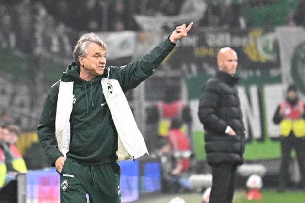 GER, 1. FBL, SV Werder Bremen vs VfL Wolfsburg 07.11.2025, wohninvest Weserstadion, Bremen, GER, 1. FBL, SV Werder Bremen vs VfL Wolfsburg im Bild picture shows Coachingzone Seitenlinie Trainerbereich Technische Zone. Trainer Horst Steffen (Werder Bremen) gibt Handzeichen