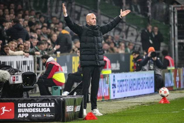 07.11.2025, xmohx, Fussball 1.Bundesliga, SV Werder Bremen - VfL Wolfsburg v.l. Trainer Paul Simonis (VfL Wolfsburg) gibt Anweisungen, gestikuliert, mit den Armen gestikulieren gives instructions, gesticulate (DFL DFB REGULATIONS PROHIBIT ANY USE OF PHOTOGRAPHS as IMAGE SEQUENCES and or QUASI-VIDEO) Bremen