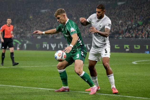 07.11.2025, xmohx, Fussball 1.Bundesliga, SV Werder Bremen - VfL Wolfsburg v.l. Keke Topp (SV Werder Bremen) Vini Souza (VfL Wolfsburg) Zweikampf, Aktion, action, battle for the ball (DFL DFB REGULATIONS PROHIBIT ANY USE OF PHOTOGRAPHS as IMAGE SEQUENCES and or QUASI-VIDEO) Bremen