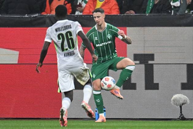 GER, 1. FBL, SV Werder Bremen vs VfL Wolfsburg 07.11.2025, wohninvest Weserstadion, Bremen, GER, 1. FBL, SV Werder Bremen vs VfL Wolfsburg im Bild picture shows SaÃ«l Kumbedi (VfL Wolfsburg 26) im Zweikampf gegen Marco Friedl (SV Werder Bremen 32)