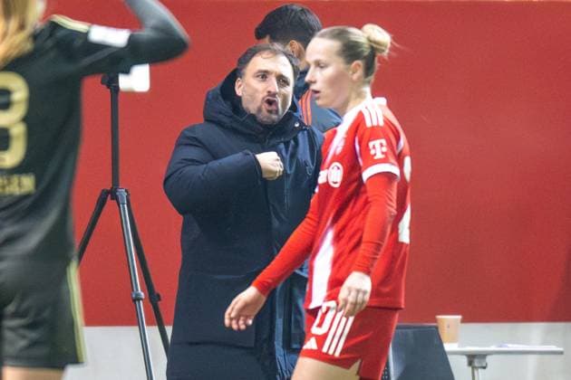 Cheftrainer Jose Barcala (FC Bayern Muenchen Frauen) gestikuliert, FC Bayern Frauen Muenchen - 1. FC Union Berlin, Google Pixel Frauenbundesliga, 10. Spieltag, 07.11.25 DFB regulations prohibit any use of photographs as image sequences and or quasi-video. (kolbert-press) Muenchen Bayern Deutschland