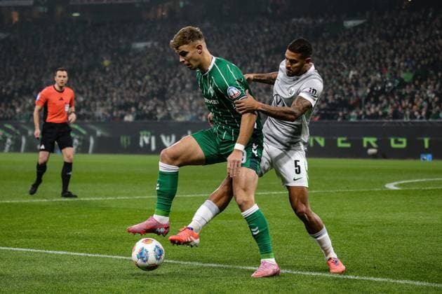 07.11.2025, xmohx, Fussball 1.Bundesliga, SV Werder Bremen - VfL Wolfsburg v.l. Keke Topp (SV Werder Bremen) Vini Souza (VfL Wolfsburg) Zweikampf, Aktion, action, battle for the ball (DFL DFB REGULATIONS PROHIBIT ANY USE OF PHOTOGRAPHS as IMAGE SEQUENCES and or QUASI-VIDEO) Bremen