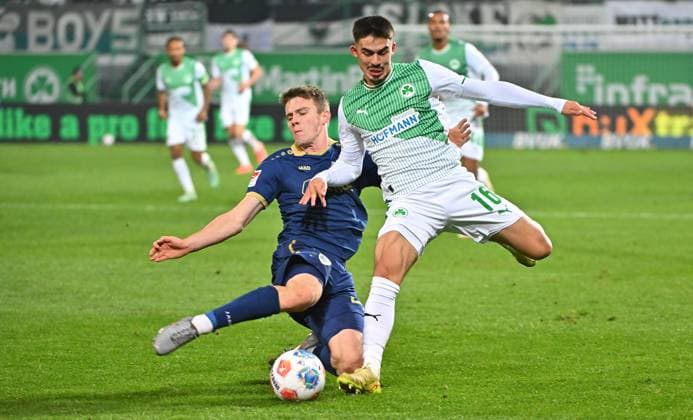 07.11.2025 - Fussball - Saison 2025 2026 - 2. Fussball - Bundesliga - 12. Spieltag: SpVgg Greuther Fürth ( Kleeblatt ) - Preußen Münster - Sportfoto Zink MeZi - xmexzix - DFL regulations prohibit any use of photographs as image sequences and or quasi-video - only for editorial use - Jano ter Horst (27, Preußen Münster ) Aaron Keller (16, SpVgg Greuther Fürth, rechts )