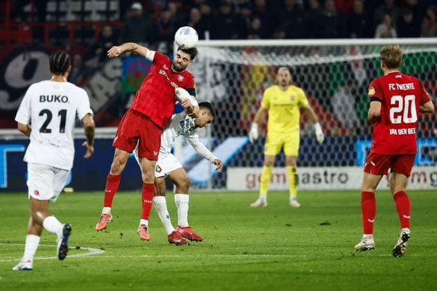ENSCHEDE - Robin Propper of FC Twente, Soufiane Hetli of Telstar (l-r) during the Dutch Eredivisie match between FC Twente and Telstar at the Grolsch Veste Stadium on November 7, 2025, in Enschede, Netherlands. ANP VINCENT JANNINK Eredivisie 2025-2026 xVIxANPxSportx xxANPxIVx 541510709 originalFilename: 541510709.jpg