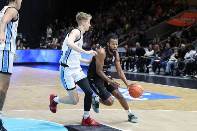 07.11.2025, xtgx, Basketball easyCredit BBL, Basketball Loewen Braunschweig - Veolia Hamburg Towers emspor, v.l. Zsombor Maronka (Hamburg, 5), Chip Flanigan (Braunschweig, 30) Braunschweig
