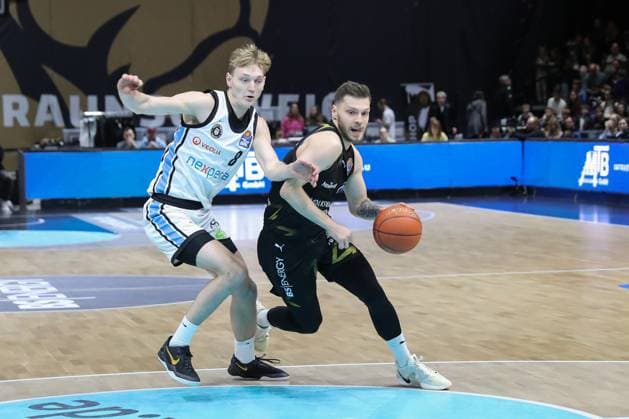 07.11.2025, xtgx, Basketball easyCredit BBL, Basketball Loewen Braunschweig - Veolia Hamburg Towers emspor, v.l. Jared Grey (Hamburg, 8), Ferdinand Zylka (Braunschweig, 6) Zweikampf, Duell, Kampf, tackle Braunschweig