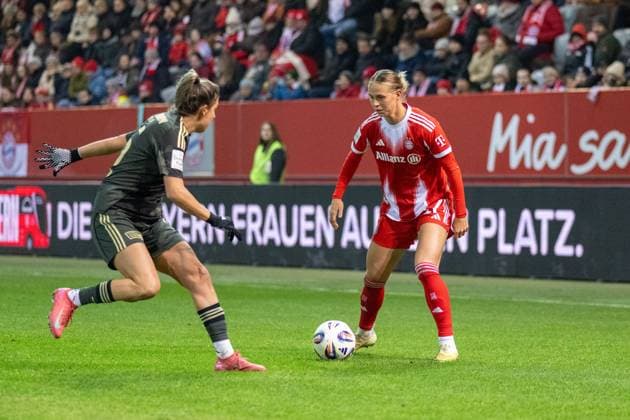 Klara Buehl 17 (FC Bayern Muenchen Frauen), FC Bayern Frauen Muenchen - 1. FC Union Berlin, Google Pixel Frauenbundesliga, 10. Spieltag, 07.11.25 DFB regulations prohibit any use of photographs as image sequences and or quasi-video. (kolbert-press) Muenchen Bayern Deutschland