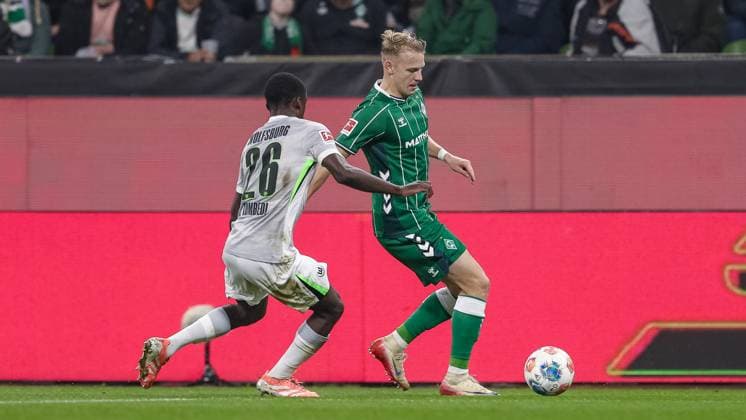 v.li.: Sael Kumbedi (VfL Wolfsburg, 26) und Marco Grüll (SV Werder Bremen, 17) im Zweikampf, Duell, Dynamik, Aktion, Action, Spielszene, DIE DFL-RICHTLINIEN UNTERSAGEN JEGLICHE NUTZUNG VON FOTOS ALS SEQUENZBILDER UND ODER VIDEOA?HNLICHE FOTOSTRECKEN. DFL REGULATIONS PROHIBIT ANY USE OF PHOTOGRAPHS AS IMAGE SEQUENCES AND OR QUASI-VIDEO., 07.11.2025, Bremen (Deutschland), Fussball, Bundesliga, SV Werder Bremen - VfL Wolfsburg
