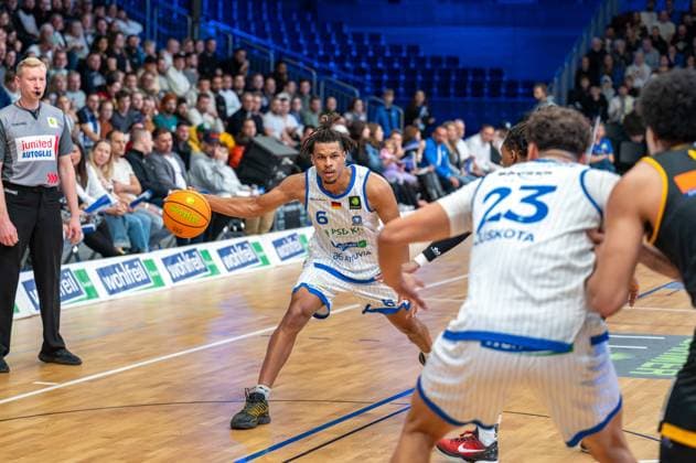 Gabriel Kuku (PS Karlsruhe Lions, 06), Phillip Montreal Russell (Bozic Estriche Knights Kirchheim, 01), Maurice Marko Pluskota (PS Karlsruhe Lions, 23), Tylan James Pope (Bozic Estriche Knights Kirchheim, 09), GER, PS Karlsruhe Lions vs. Bozic Estriche Knights Kirchheim, BARMER 2. Basketball Bundesliga, 07. Spieltag, Saison 2025 2026, 07.11.2025 GER, PS Karlsruhe Lions vs. Bozic Estriche Knights Kirchheim, BARMER 2. Basketball Bundesliga, 07. Spieltag, Saison 2025 2026, 07.11..2025 Karlsruhe Copyright: xEibner-Pressefoto SilasxKunzx EP_SKZ