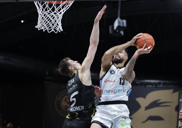 Luka Scuka (Braunschweiger Basketball Loewen), Martin Breunig (Veolia Towers Hamburg) Basketball, Herren, Saison 2025 2026, easyCredit Basketball-Bundesliga, Basketball Loewen Braunschweig gegen Veolia Towers Hamburg