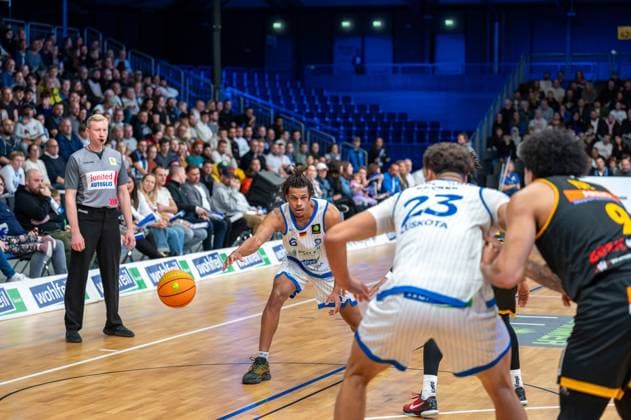 Gabriel Kuku (PS Karlsruhe Lions, 06), Phillip Montreal Russell (Bozic Estriche Knights Kirchheim, 01), Maurice Marko Pluskota (PS Karlsruhe Lions, 23), Tylan James Pope (Bozic Estriche Knights Kirchheim, 09), GER, PS Karlsruhe Lions vs. Bozic Estriche Knights Kirchheim, BARMER 2. Basketball Bundesliga, 07. Spieltag, Saison 2025 2026, 07.11.2025 GER, PS Karlsruhe Lions vs. Bozic Estriche Knights Kirchheim, BARMER 2. Basketball Bundesliga, 07. Spieltag, Saison 2025 2026, 07.11..2025 Karlsruhe Copyright: xEibner-Pressefoto SilasxKunzx EP_SKZ