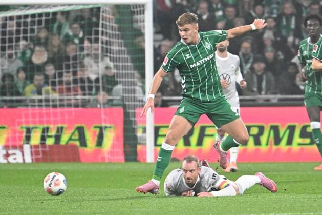 GER, 1. FBL, SV Werder Bremen vs VfL Wolfsburg 07.11.2025, wohninvest Weserstadion, Bremen, GER, 1. FBL, SV Werder Bremen vs VfL Wolfsburg im Bild picture shows Maximilian Arnold (VfL Wolfsburg 27) im Zweikampf gegen Keke Topp (SV Werder Bremen 09)