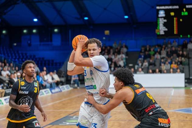 Charles Tyrone Harris Jr. (Bozic Estriche Knights Kirchheim, 03), Maurice Marko Pluskota (PS Karlsruhe Lions, 23), Tylan James Pope (Bozic Estriche Knights Kirchheim, 09), GER, PS Karlsruhe Lions vs. Bozic Estriche Knights Kirchheim, BARMER 2. Basketball Bundesliga, 07. Spieltag, Saison 2025 2026, 07.11.2025 GER, PS Karlsruhe Lions vs. Bozic Estriche Knights Kirchheim, BARMER 2. Basketball Bundesliga, 07. Spieltag, Saison 2025 2026, 07.11..2025 Karlsruhe Copyright: xEibner-Pressefoto SilasxKunzx EP_SKZ