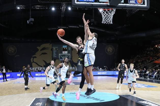 07.11.2025, xtgx, Basketball easyCredit BBL, Basketball Loewen Braunschweig - Veolia Hamburg Towers emspor, v.l. Luka Scuka (Braunschweig, 5), Zacharie Perrin (Hamburg, 52) wirft Korb, wirft, trifft, Korb, Treffer, scores Braunschweig