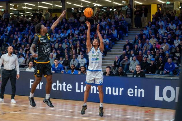 Demond Greene (PS Karlsruhe Lions, Headcoach), Charles Tyrone Harris Jr. (Bozic Estriche Knights Kirchheim, 03), Gabriel Kuku (PS Karlsruhe Lions, 06), GER, PS Karlsruhe Lions vs. Bozic Estriche Knights Kirchheim, BARMER 2. Basketball Bundesliga, 07. Spieltag, Saison 2025 2026, 07.11.2025 GER, PS Karlsruhe Lions vs. Bozic Estriche Knights Kirchheim, BARMER 2. Basketball Bundesliga, 07. Spieltag, Saison 2025 2026, 07.11..2025 Karlsruhe Copyright: xEibner-Pressefoto SilasxKunzx EP_SKZ